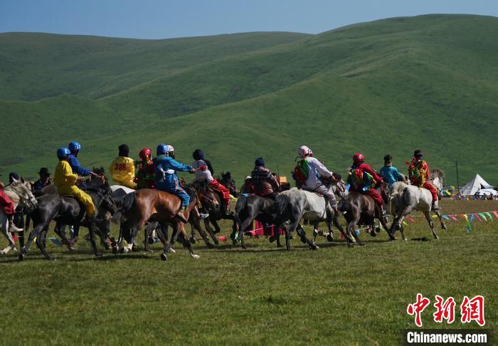 圖為選手進行3000米賽馬比賽?！●R銘言 攝