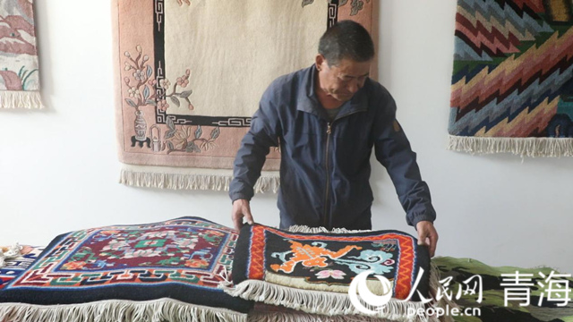 楊永良和他的作品。人民網(wǎng) 張皓芃攝