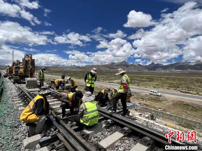 圖為青藏鐵路基礎設施“升級換代”施工現(xiàn)場。　現(xiàn)場作業(yè)人員供圖