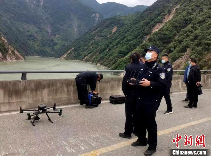 民警組成的搜尋隊(duì)利用無人機(jī)在震區(qū)開展空中巡查?！「首沃莨簿止﹫D