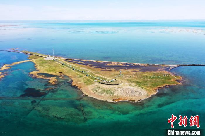 圖為無人機航拍青海湖?！≮w海梅 攝