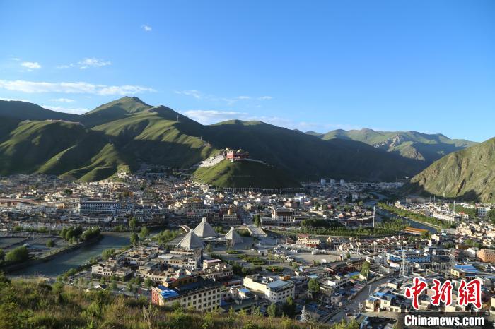 圖為航拍玉樹市?！∮駱涫形麄鞑抗﹫D