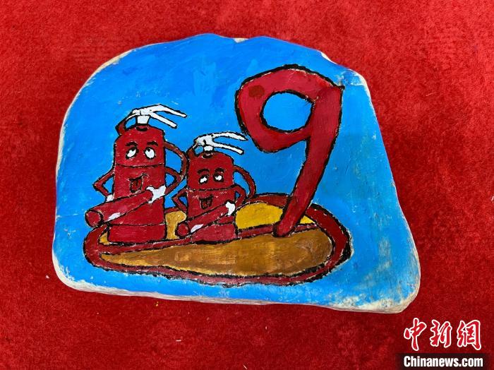 看青海玉樹消防員石頭畫上“說”火焰藍