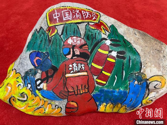圖為玉樹消防指戰(zhàn)員創(chuàng)作的石頭畫作品《沖鋒有我》?！O瑞祥 攝