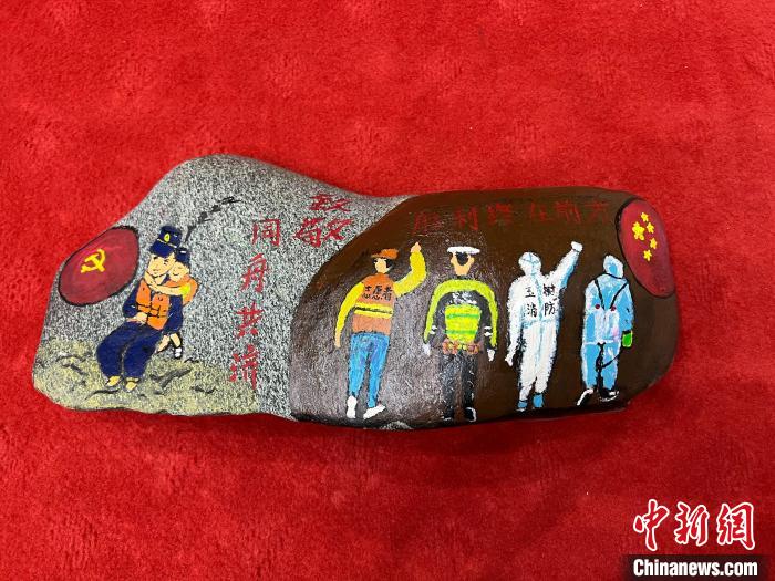 圖為玉樹消防指戰(zhàn)員創(chuàng)作的石頭畫作品《致敬“抗疫戰(zhàn)線”逆行的所有人》。　孫瑞祥 攝