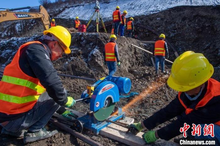 西成高鐵紅原2號隧道出口忙碌的工人師傅?！⒅铱?攝