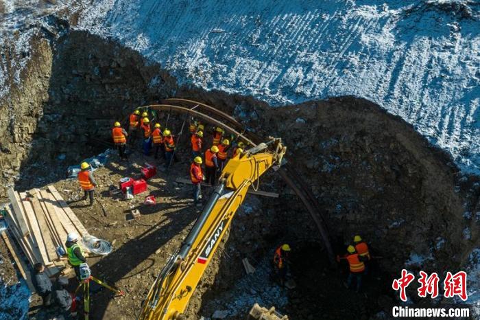 西成高鐵紅原2號隧道出口工人師傅正在進(jìn)行導(dǎo)向墻、管棚施工作業(yè)?！⒅铱?攝