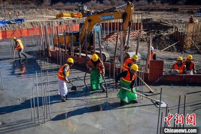 川主寺鎮(zhèn)牧場村西成高鐵1號拌合站工人師傅正在進(jìn)行駐地、拌合站澆筑施工作業(yè)?！⒅铱?攝