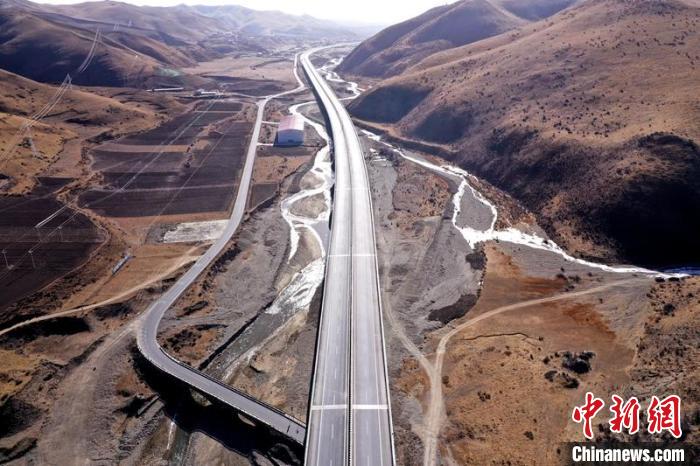 久馬高速公路阿壩50公里路段。　蜀道集團(tuán)供圖