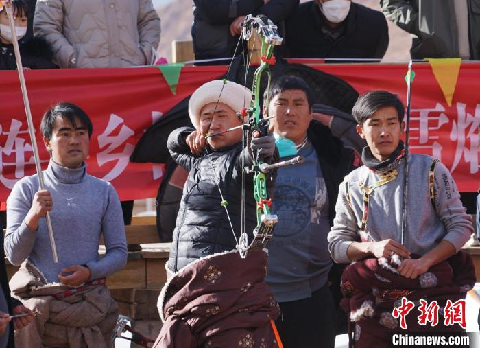 圖為藏族民眾比拼射箭技藝?！●R銘言 攝