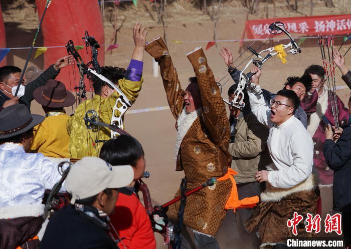 圖為藏族民眾跺腳歡呼慶祝弓箭手射中靶心?！●R銘言 攝