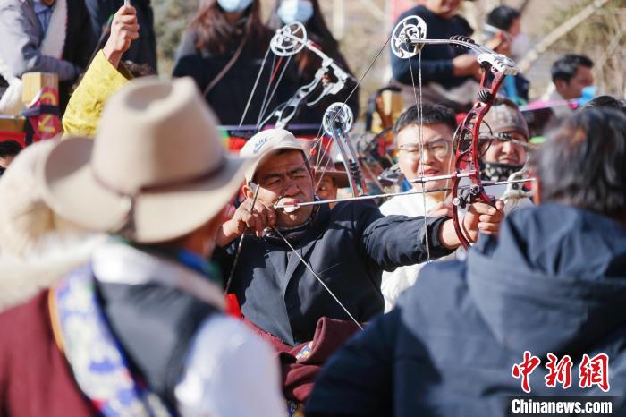 圖為藏族民眾比拼射箭技藝?！●R銘言 攝
