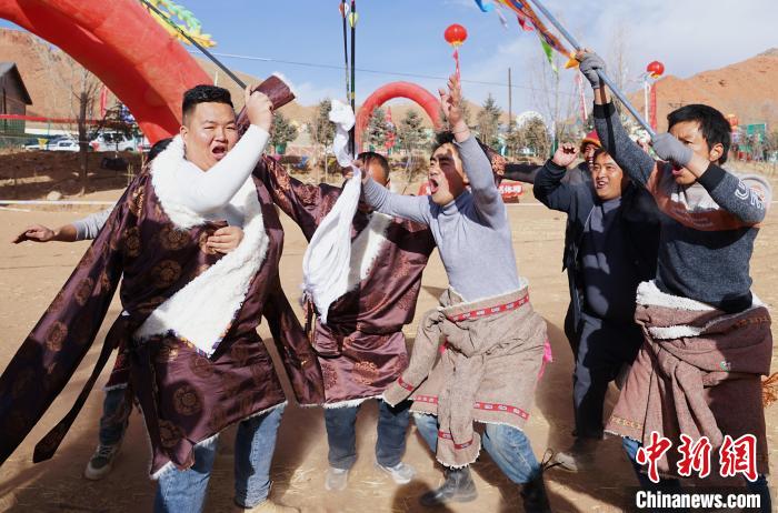 圖為藏族民眾跺腳歡呼慶祝弓箭手射中靶心?！●R銘言 攝
