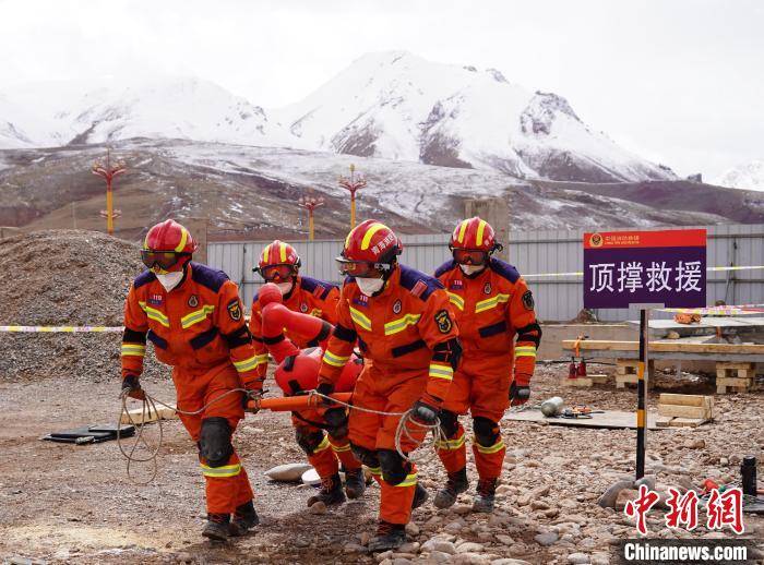 圖為地震實戰(zhàn)拉動現(xiàn)場，參演人員正在轉(zhuǎn)移受傷人員?！∮駱湎拦﹫D