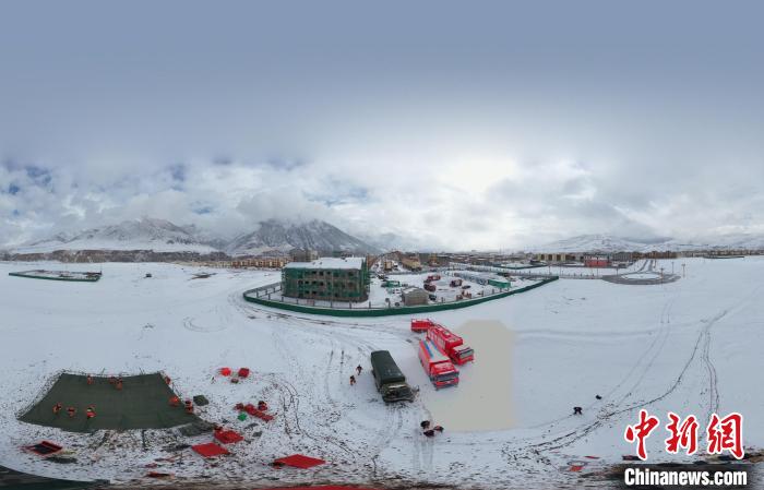 圖為地震實戰(zhàn)演練現(xiàn)場全景?！∮駱湎拦﹫D