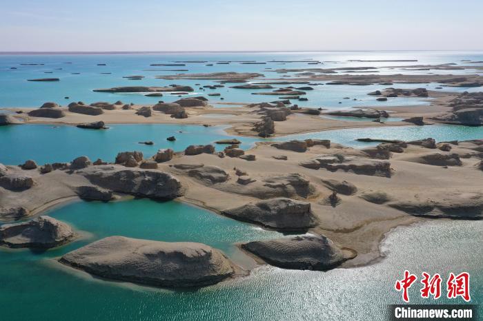 航拍青海大柴旦烏素特水上雅丹奇特景觀。　馬銘言 攝