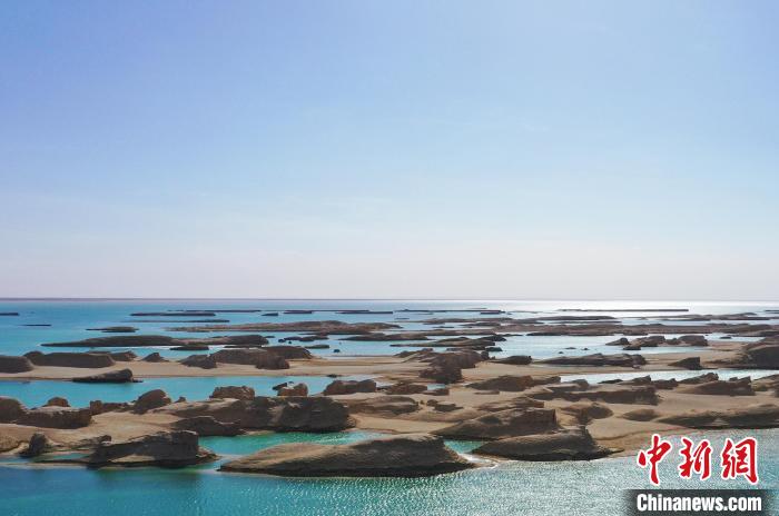 航拍青海大柴旦烏素特水上雅丹奇特景觀?！●R銘言 攝