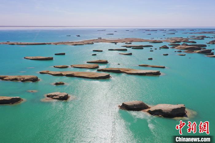 航拍青海大柴旦烏素特水上雅丹奇特景觀?！●R銘言 攝