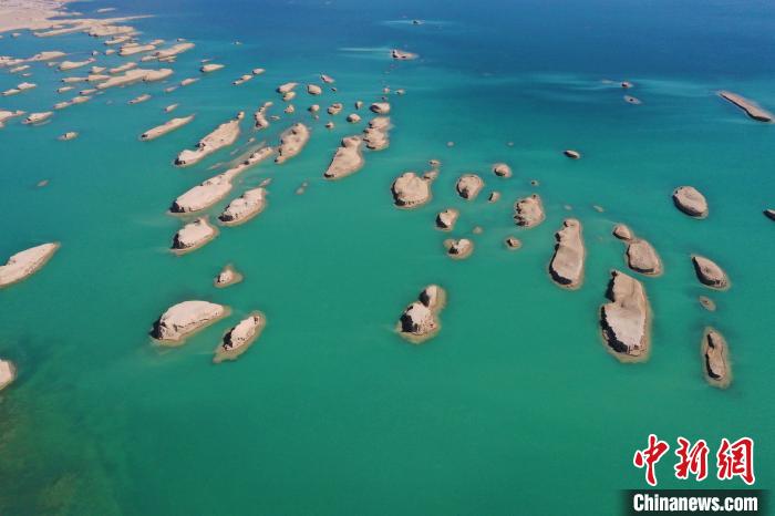 航拍青海大柴旦烏素特水上雅丹奇特景觀?！●R銘言 攝