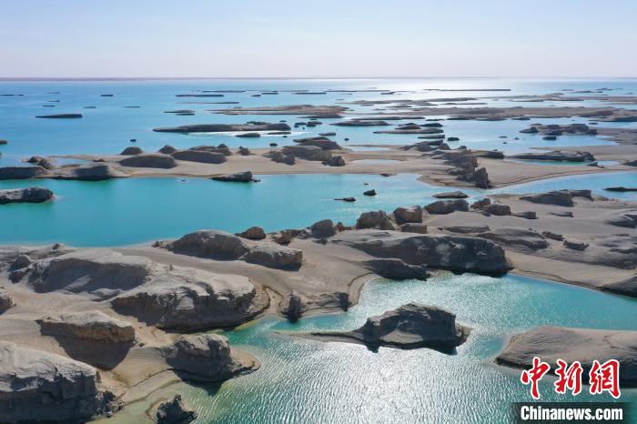 航拍青海大柴旦烏素特水上雅丹奇特景觀?！●R銘言 攝