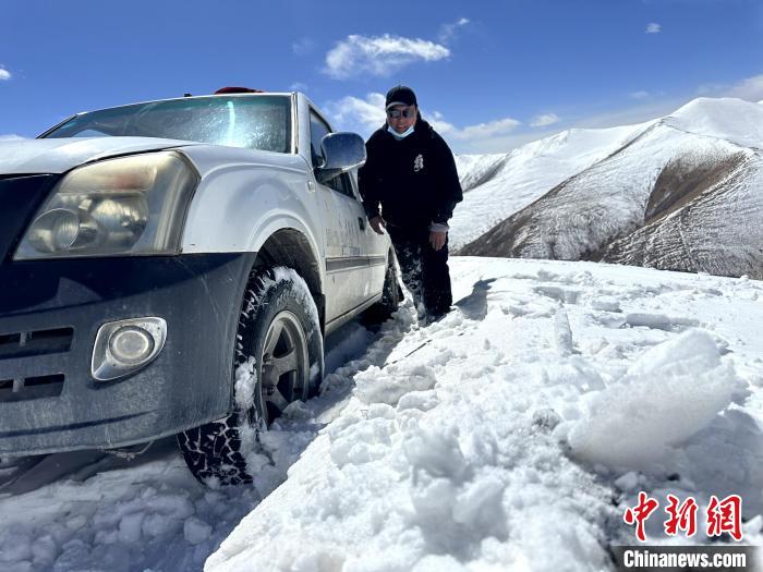 圖為生態(tài)管護(hù)人員準(zhǔn)備在雪地推車?！《“瓦_(dá)杰 攝