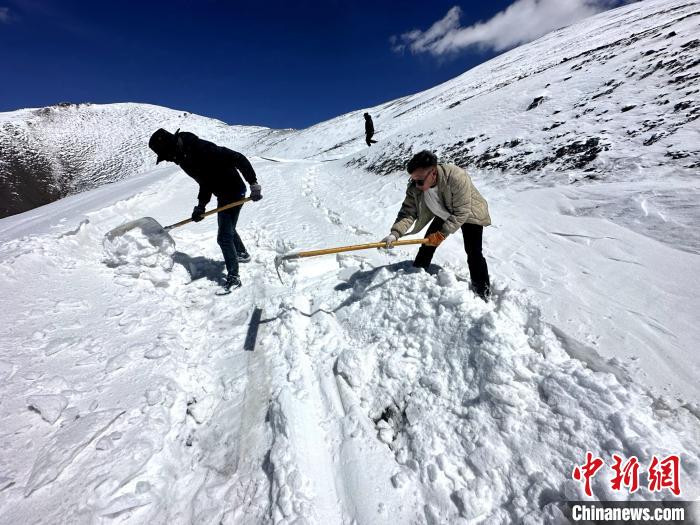 圖為生態(tài)管護(hù)人員在巡護(hù)道路上清雪?！《“瓦_(dá)杰 攝