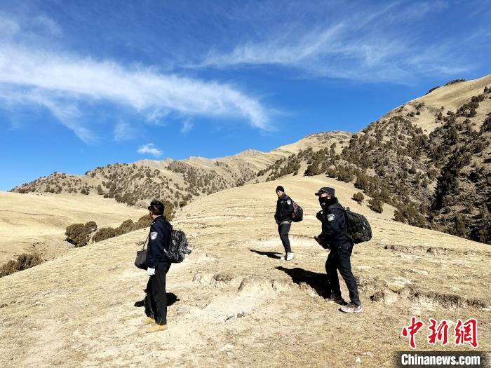 圖為生態(tài)管護(hù)人員開展巡護(hù)?！《“瓦_(dá)杰 攝