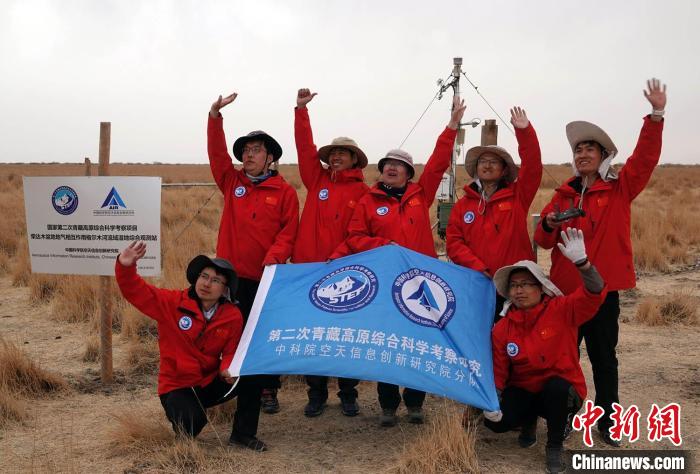 經(jīng)過不懈努力，格爾木濕地站終于建成，第二次青藏科考中科院空天院分隊向航拍無人機揮手合影。　<a target='_blank' href='/'><p  align=