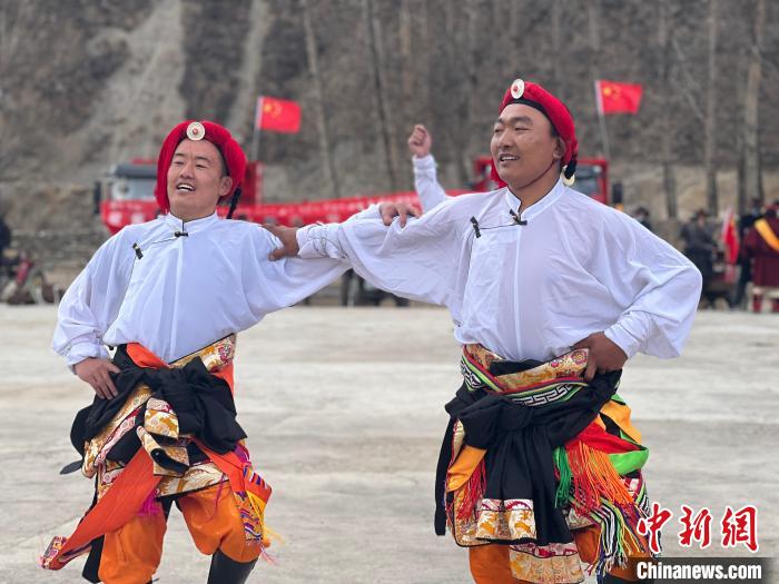 圖為當(dāng)?shù)厝罕娬寡莘沁z類歌舞文化。　李江寧 攝