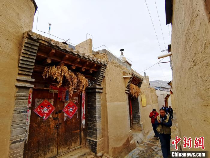 圖為古堡內(nèi)相互貫通的巷道?！?zhí)砀?攝