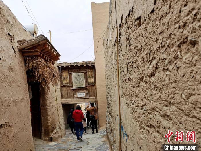 圖為古堡內(nèi)的巷道?！?zhí)砀?攝