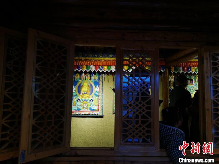 圖為作為展廳的古堡內(nèi)一座土木二層結(jié)構(gòu)“廊房式”建筑。　張?zhí)砀?攝