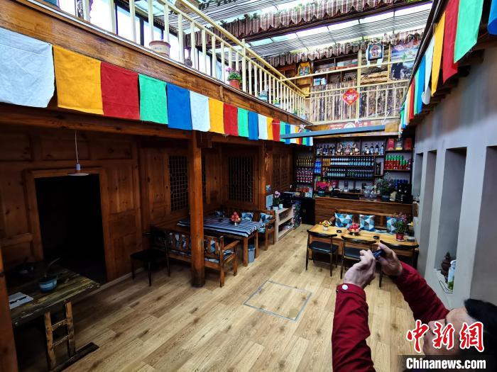 圖為古堡內(nèi)兼具傳統(tǒng)與現(xiàn)代特色的咖啡館?！?zhí)砀?攝