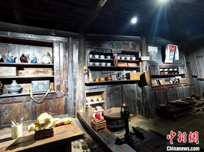 圖為古堡內(nèi)生活場景展示。　張?zhí)砀?攝