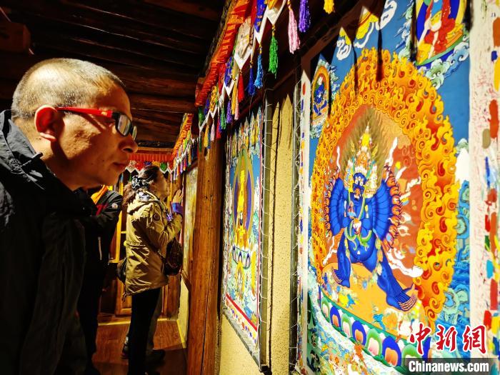 圖為民眾參觀古堡內(nèi)的唐卡。　張?zhí)砀?攝