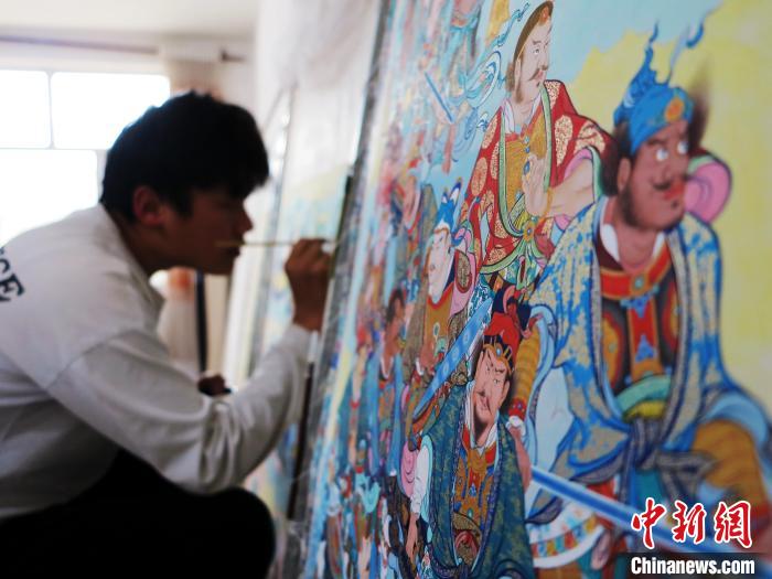 圖為熱貢龍樹(shù)畫(huà)苑內(nèi)的學(xué)徒繪畫(huà)唐卡?！?zhí)砀?攝
