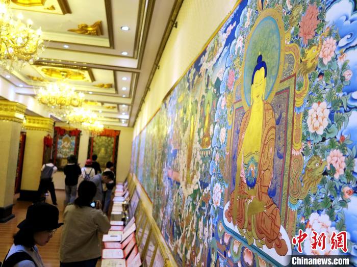 圖為熱貢龍樹畫苑內(nèi)的唐卡?！?zhí)砀?攝