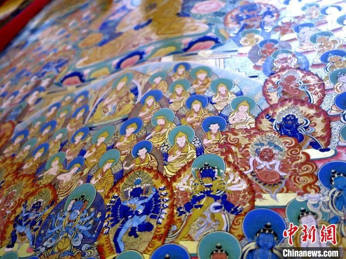 圖為熱貢龍樹畫苑內(nèi)展覽的唐卡局部。　張?zhí)砀?攝