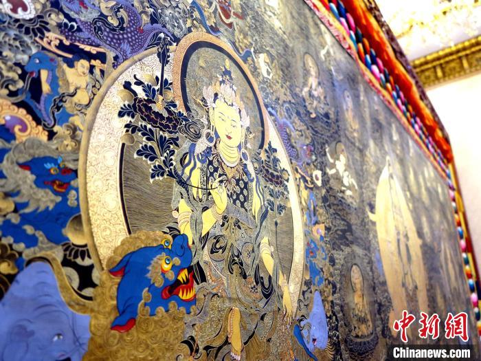 圖為熱貢龍樹畫苑內(nèi)的唐卡。　張?zhí)砀?攝