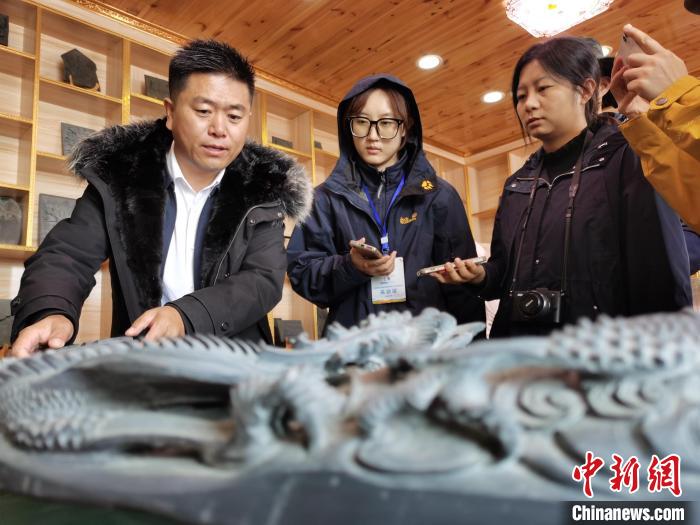 青海高原“石刻藝術(shù)之鄉(xiāng)”：國家級(jí)非遺成富民產(chǎn)業(yè)