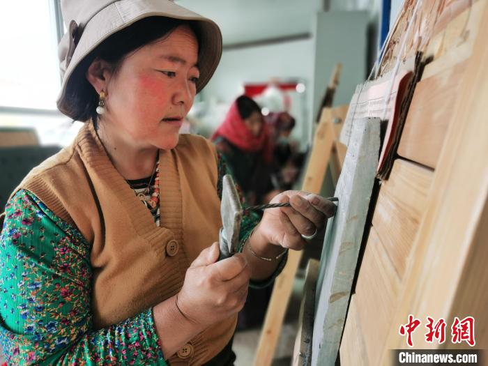 圖為澤庫縣和日鎮(zhèn)石刻藝人?！?zhí)砀?攝