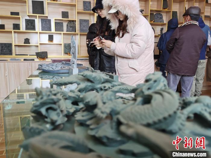 圖為民眾參觀澤庫縣和日石刻。　張?zhí)砀?攝