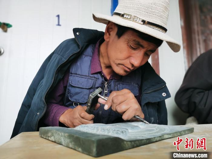 圖為澤庫縣和日鎮(zhèn)石刻藝人雕刻作品。　張?zhí)砀?攝