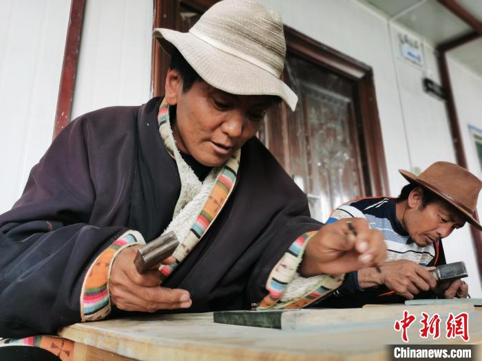 圖為澤庫縣和日鎮(zhèn)石刻藝人雕刻作品?！?zhí)砀?攝