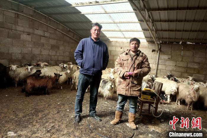 圖為華公太(左)走訪牧民生產(chǎn)生活情況?！〔彭?xiàng)什姐 攝