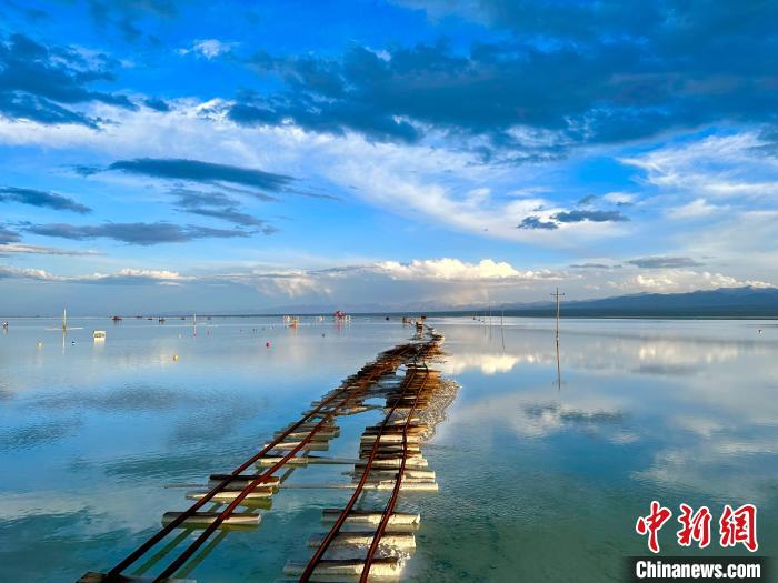 圖為茶卡鹽湖景區(qū)風光?！⒀?攝