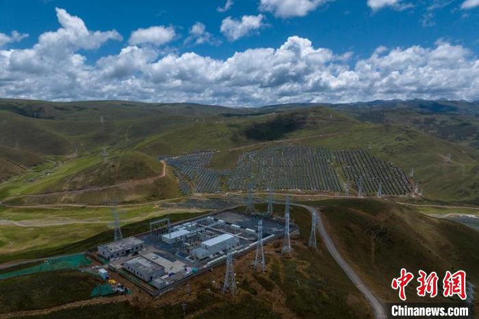航拍建成投運的柯拉一期光伏電站升壓站?！⒅铱?攝