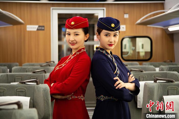 圖為整體色彩以“深藏青”和“喇嘛紅”為主調(diào)的西格段“復(fù)興號(hào)”動(dòng)車組乘務(wù)員新制服。　李磊 攝
