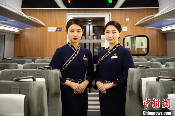 圖為整體色彩以“深藏青”為主調(diào)的西格段“復(fù)興號(hào)”動(dòng)車組乘務(wù)員新制服?！±罾?攝