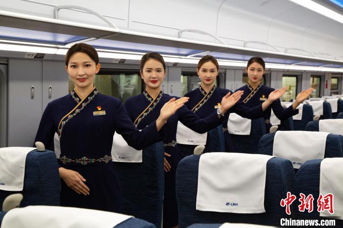 圖為身穿新制服的青藏鐵路西格段“復(fù)興號(hào)”動(dòng)車組乘務(wù)員。　李磊 攝